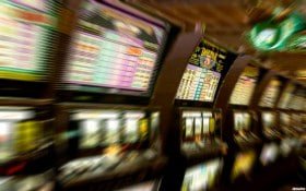 ibat789 esports live in-play betting တွင် Myanmar ကစားသမားတစ်ဦး real-time CS2 tournament odds ကို mobile ဖြင့် bet ချနေသည့် မြင်ကွင်း