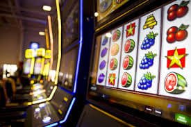 ibat789 slots ကစားသောအခါ mobile phone screen ပေါ်တွင် reels spinning နေသည့် မြင်ကွင်း