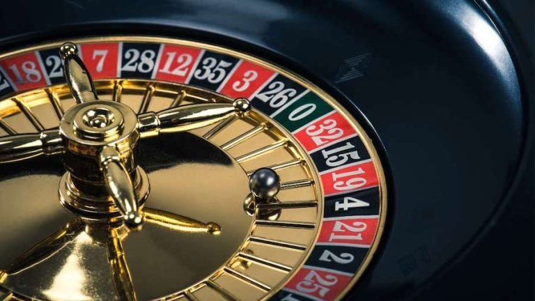 မြန်မာ ကစားသမား mobile ဖြင့် ibat789 live baccarat ကစားနေသောမြင်ကွင်း